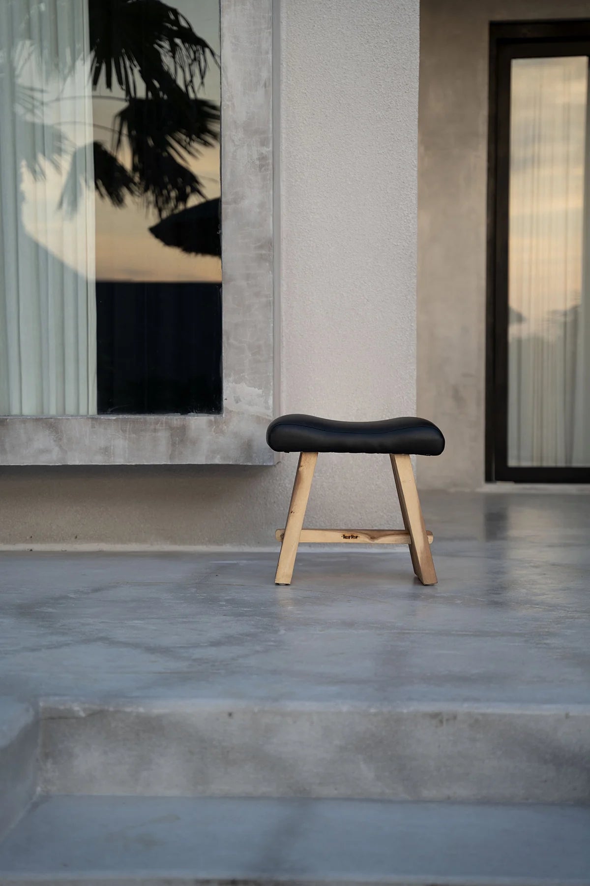 Le Tabouret Suar avec Cuir - Naturel Noir